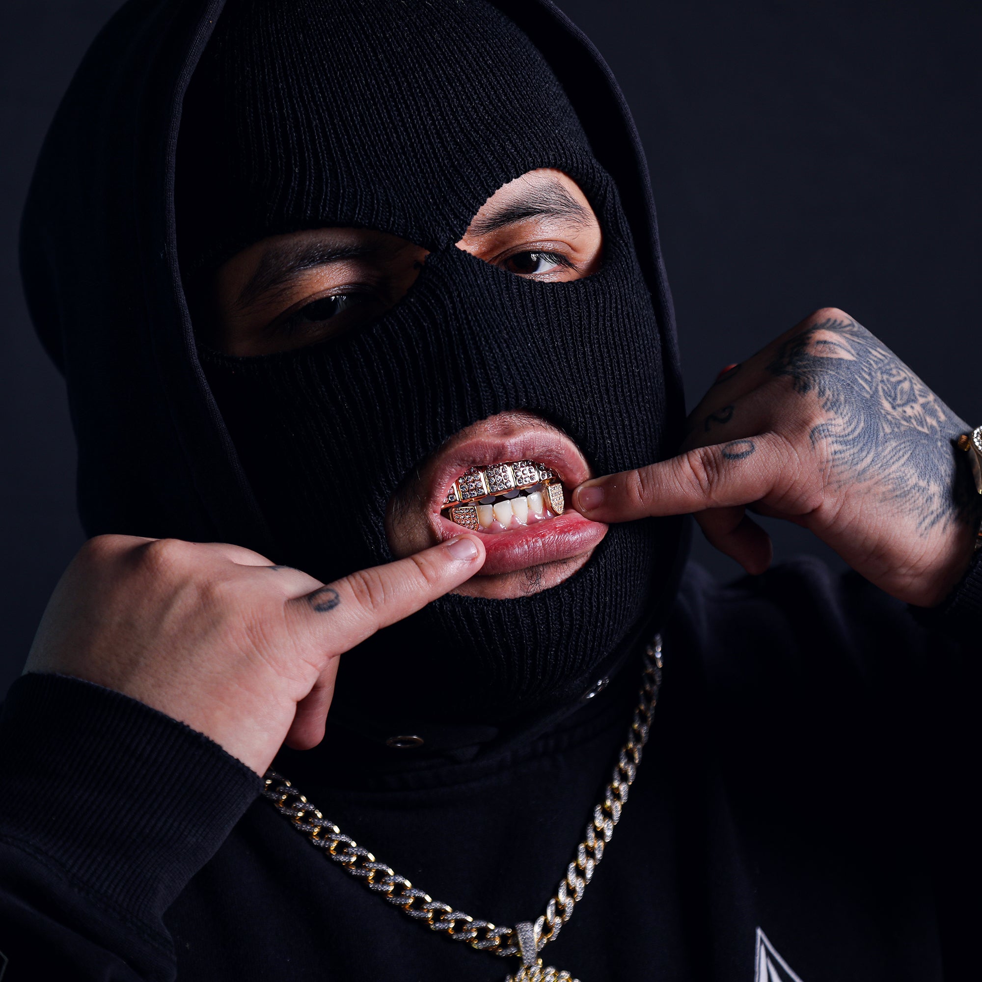 18k GOLD FULLY ICED TOP & SINGLE TOOTH BOTTOM GRILLZ AR