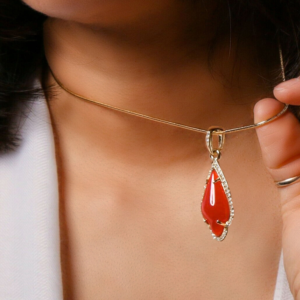 Red Women's Pendants 14K Gold Plated Lab Diamond Mounted Curved Tear Resin Jade High Fashion Jewelry Chain Pendant Necklaces
