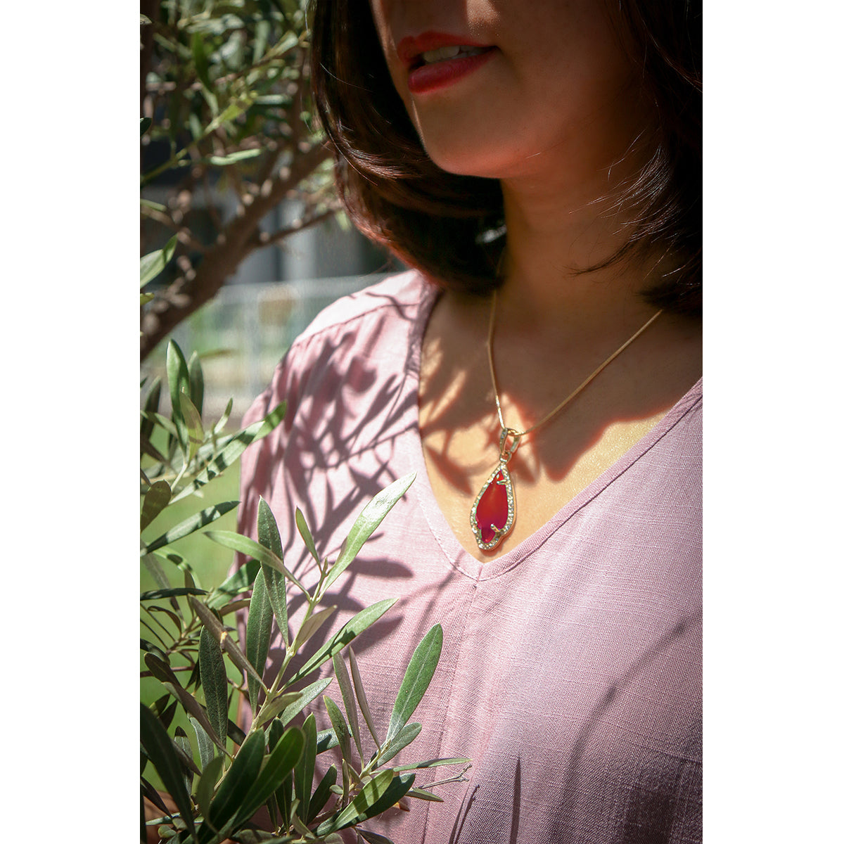 Red Women's Pendants 14K Gold Plated Lab Diamond Mounted Curved Tear Resin Jade High Fashion Jewelry Chain Pendant Necklaces