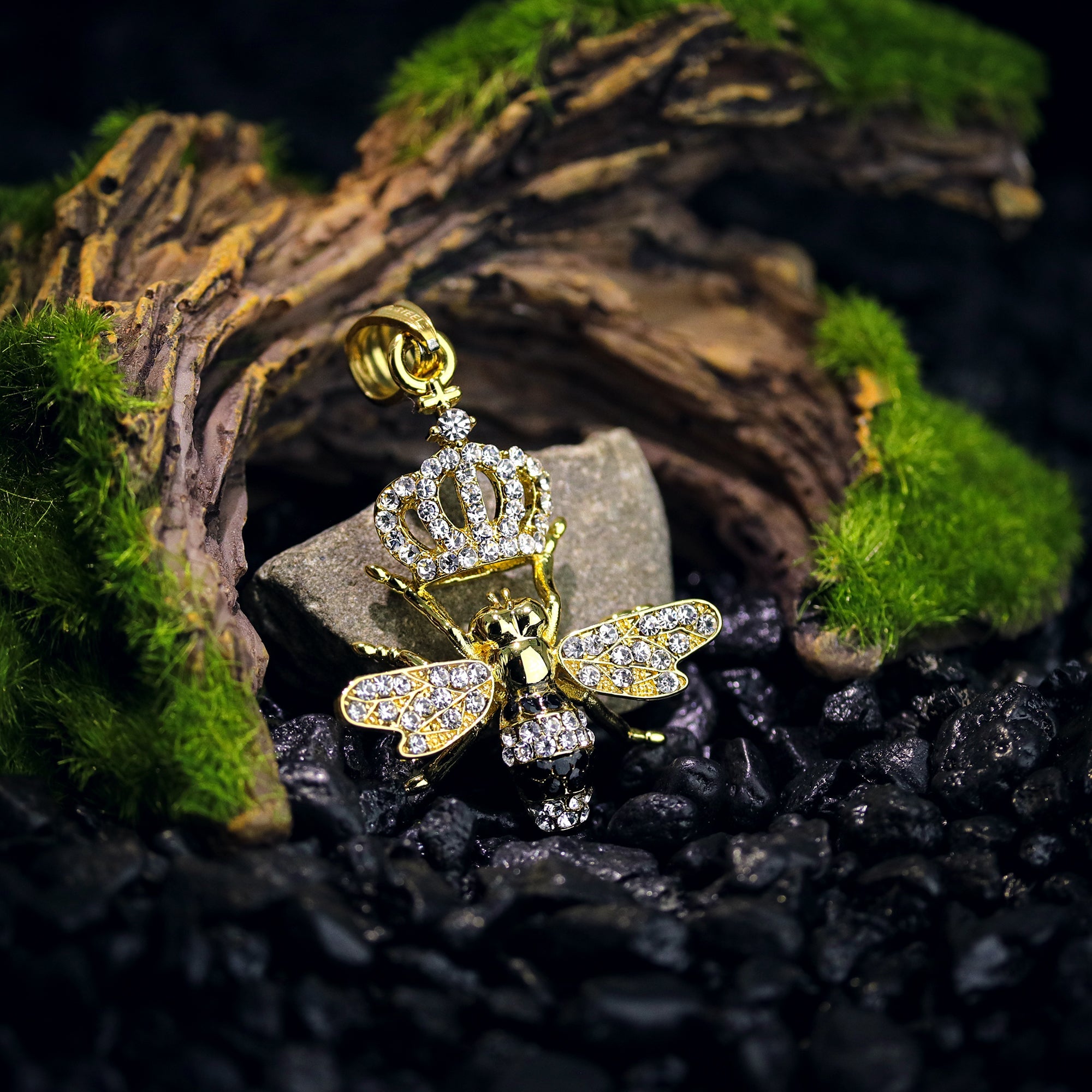 Queen Bee Pendant 24" Cuban Chain Hip Hop Style 18k Gold Stainless Steel