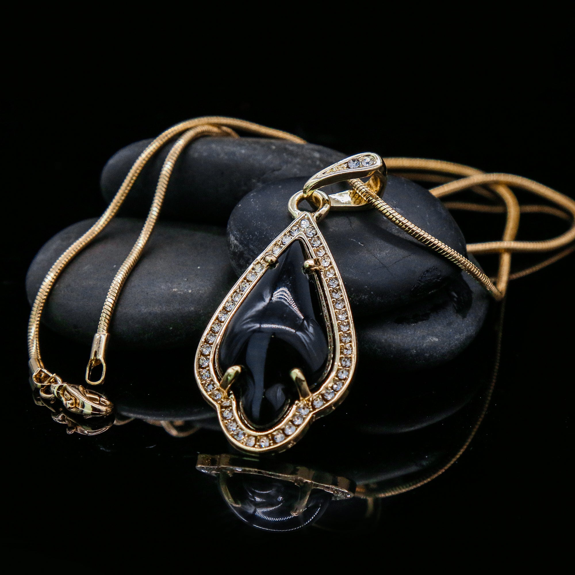 Black Women's Pendants 14K Gold Plated Lab Diamond Mounted Curved Tear Resin Jade High Fashion Jewelry Chain Pendant Necklaces