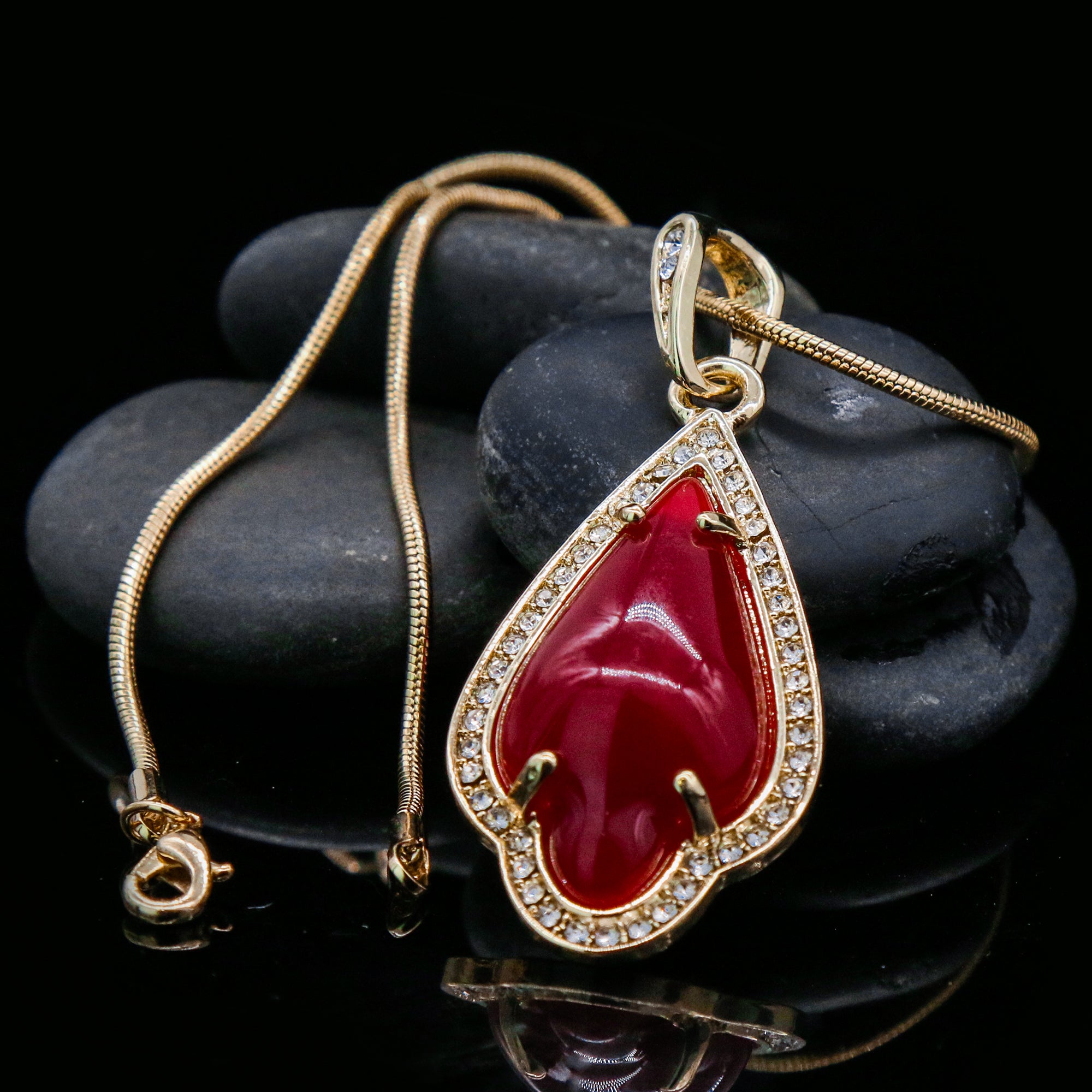 Red Women's Pendants 14K Gold Plated Lab Diamond Mounted Curved Tear Resin Jade High Fashion Jewelry Chain Pendant Necklaces