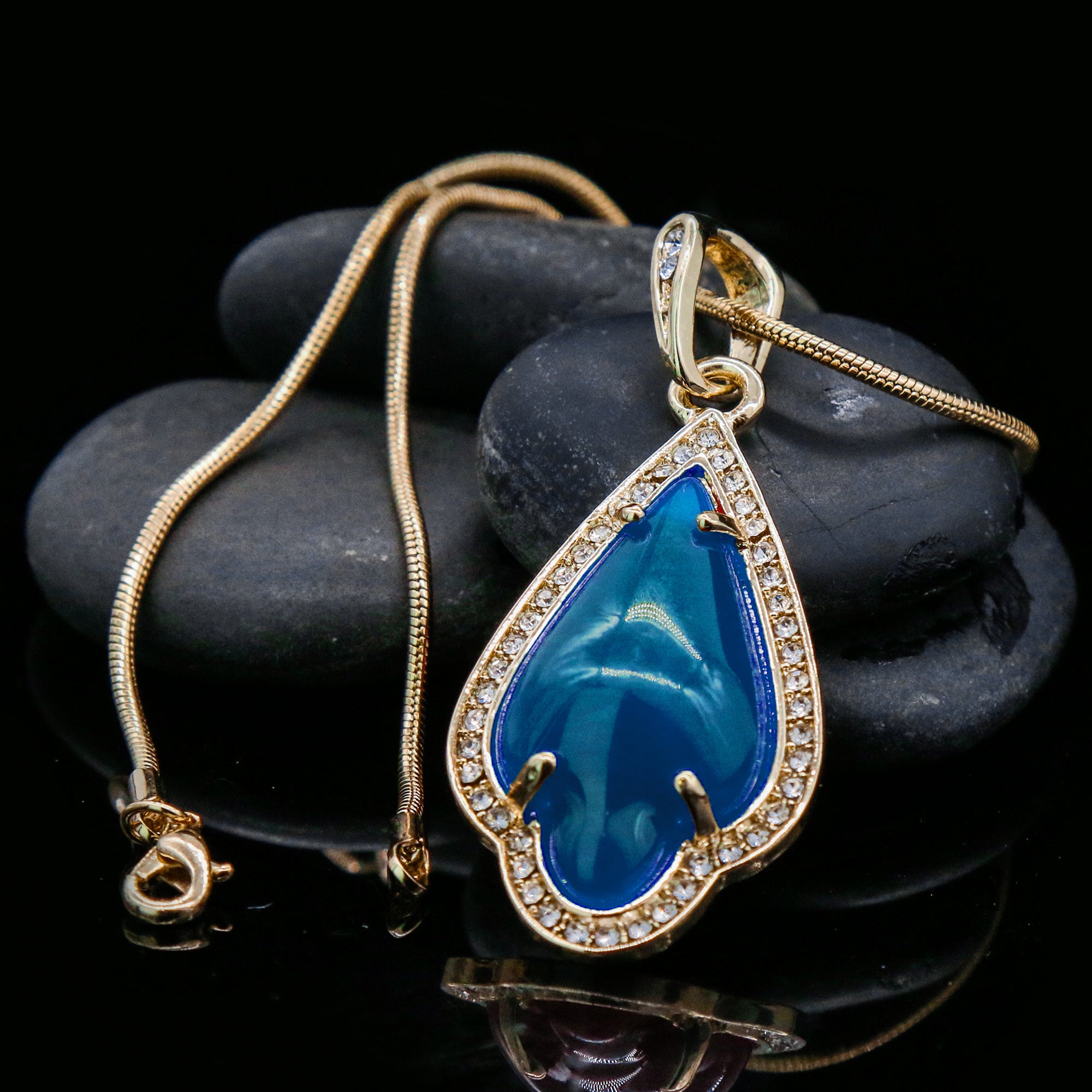 Blue Women's Pendants 14K Gold Plated Lab Diamond Mounted Curved Tear Resin Jade High Fashion Jewelry Chain Pendant Necklaces