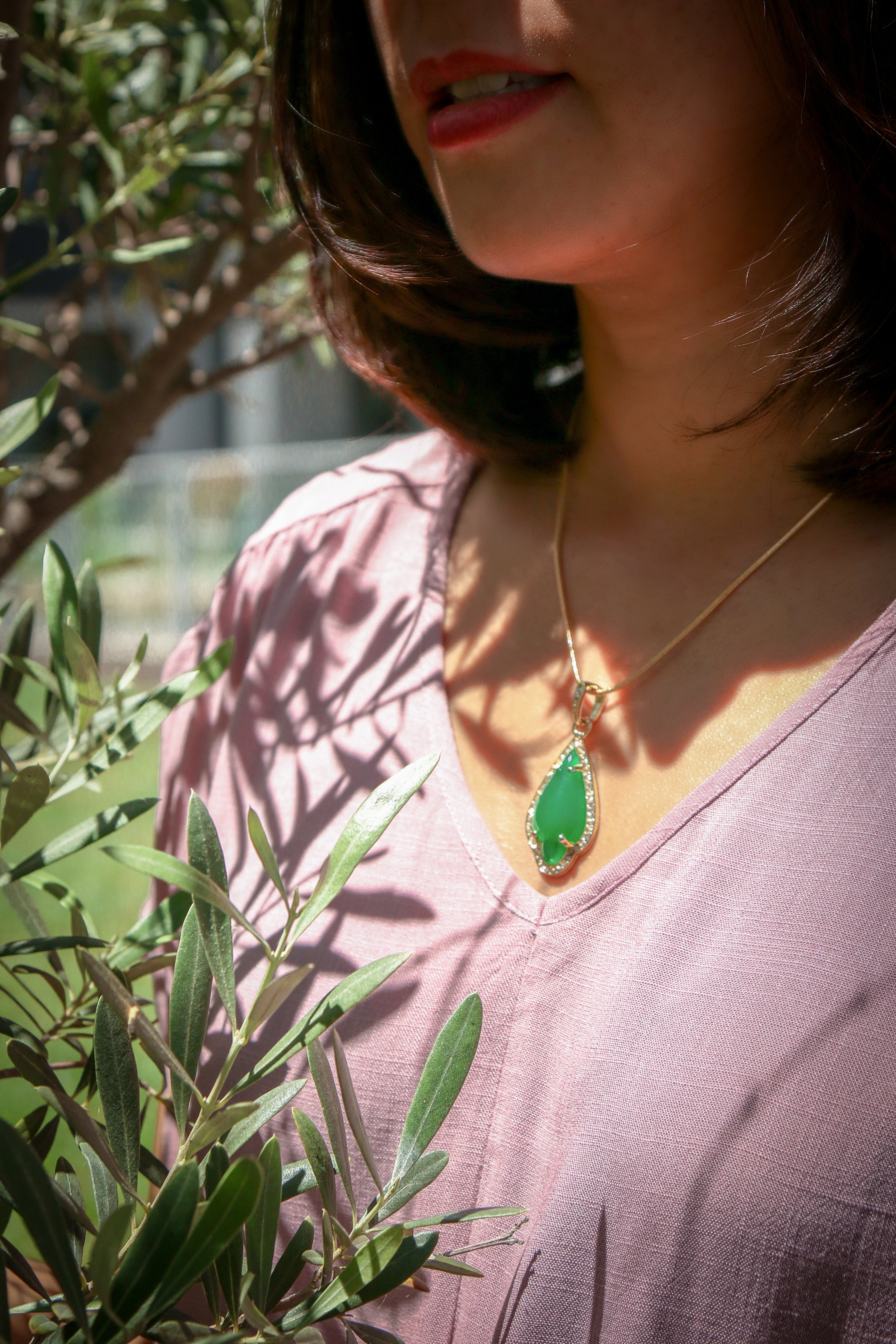 Green Women's Pendants 14K Gold Plated Lab Diamond Mounted Curved Tear Resin Jade High Fashion Jewelry Chain Pendant Necklaces
