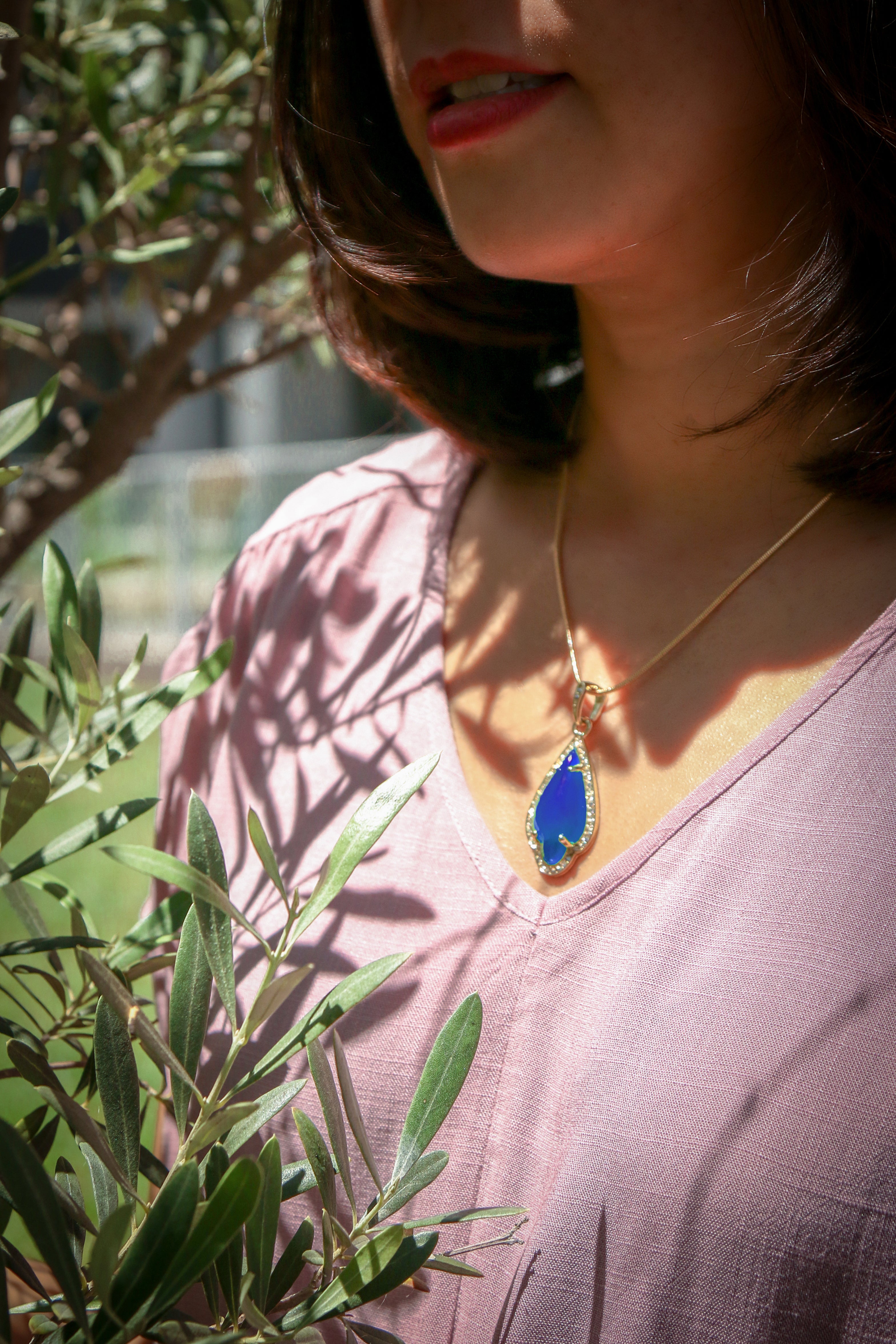 Blue Women's Pendants 14K Gold Plated Lab Diamond Mounted Curved Tear Resin Jade High Fashion Jewelry Chain Pendant Necklaces