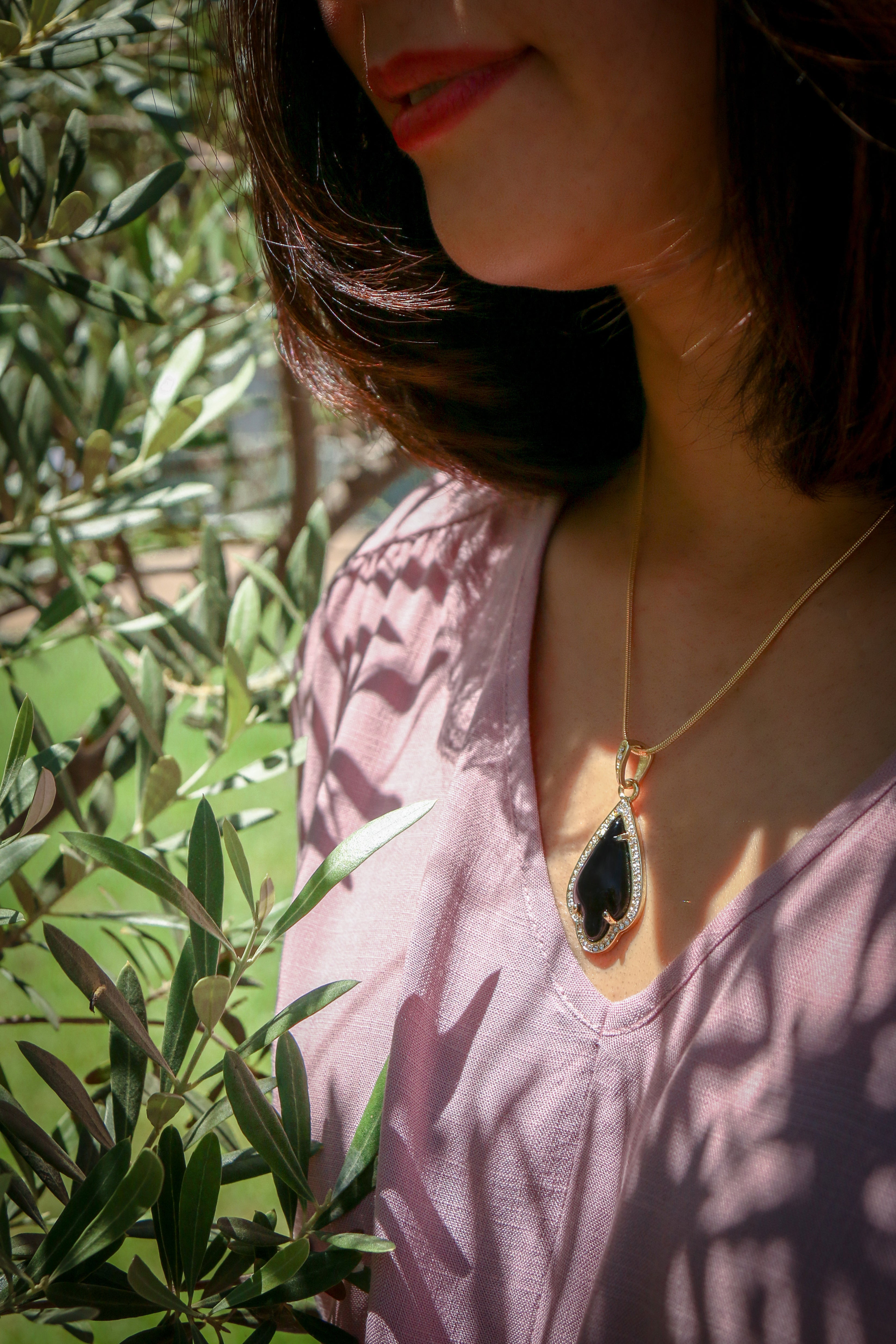Black Women's Pendants 14K Gold Plated Lab Diamond Mounted Curved Tear Resin Jade High Fashion Jewelry Chain Pendant Necklaces