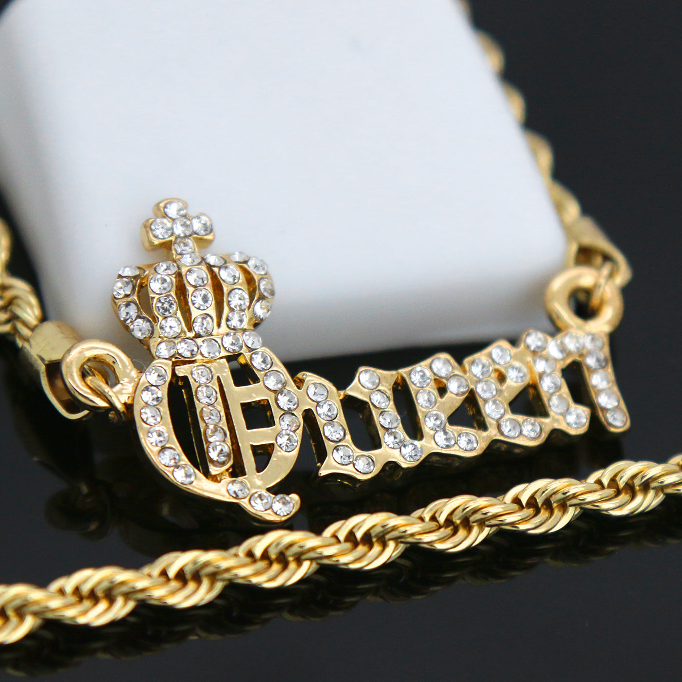 QUEEN Pendant with Gold Rope Chain