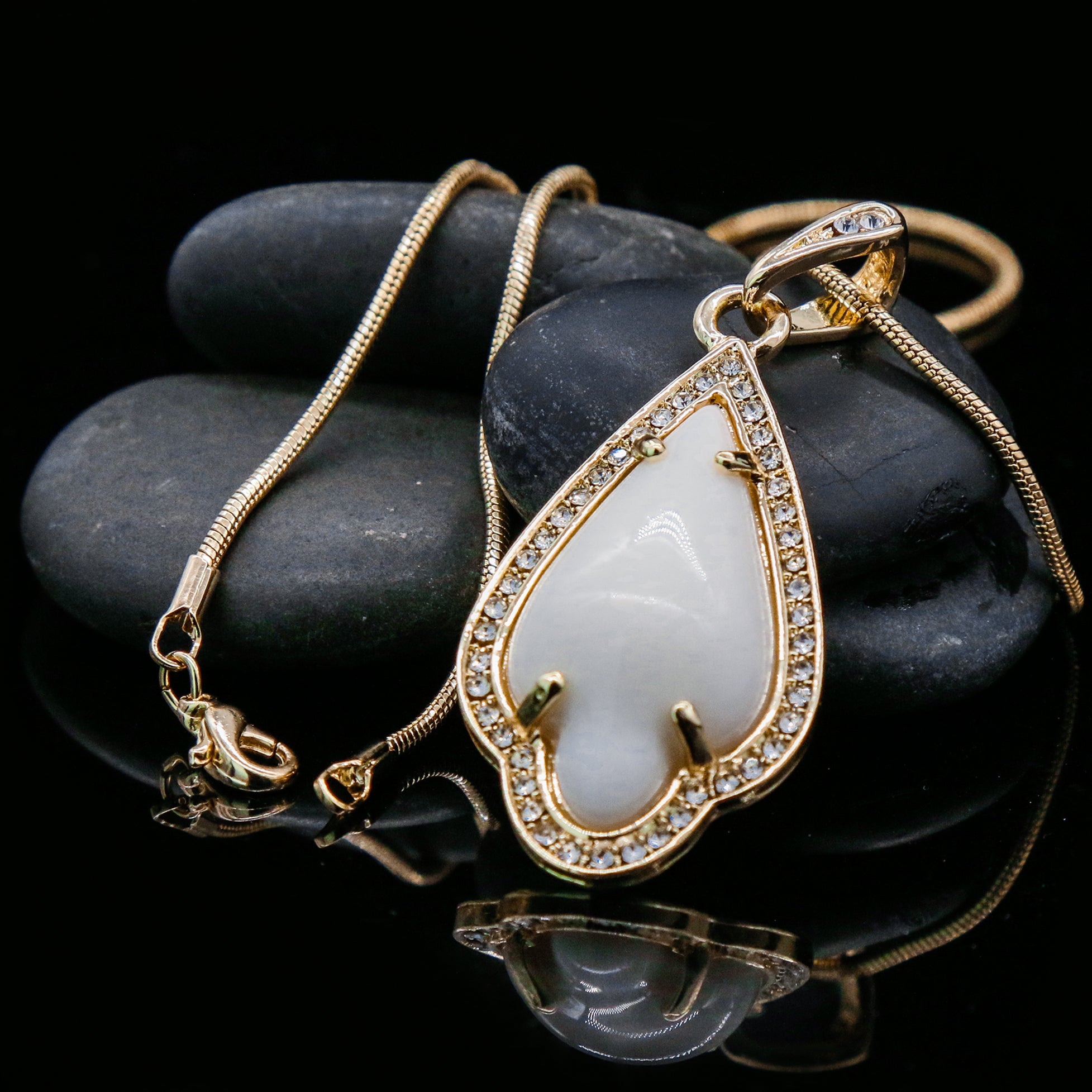 White Women's Pendants 14K Gold Plated Lab Diamond Mounted Curved Tear Resin Jade High Fashion Jewelry Chain Pendant Necklaces